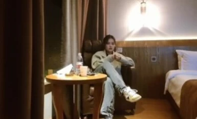 《喬先生尋花高端茶》幾千塊約的氣質良家少婦被房間的網友諷刺