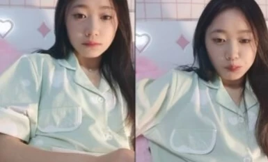 顶点--清纯校园女神，家中下海 ，晚自习回来悄悄直播赚生活费，吃着零食和哥哥们卖萌，脱裤子揉逼逼发骚