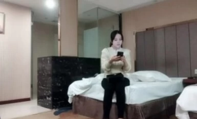 【黑白雙探】韻味十足騷女，乳交舔屌服務周到，扛起雙腿就是操，大屁股上位騎坐，激情猛操浪叫