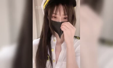 ดาราสาวชาวเน็ตผู้งดงามและสง่างาม (ครูอันอัน) คอสเพลย์เป็นตำรวจหญิงตัวน้อยและแสดงเรื่องราวของอาชญากรที่บุกรุกอวัยวะเพศชายและสอดมันเข้าไปในรูที่สดและไม่มีขน