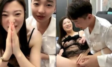 风骚的年轻情侣直播啪啪给狼友看，全程露脸白丝情趣诱惑，淫声荡语互动撩骚口交大鸡巴AV棒玩逼各种爆草