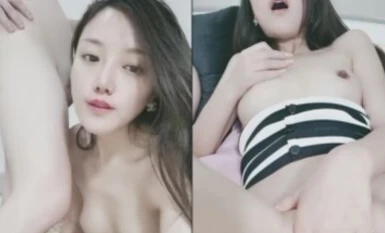 唯美少婦露臉好騷跟小哥激情啪啪給狼友看，自慰騷穴呻吟給小哥69口交大雞巴樣子好騷，主動上位無套爆草刺激