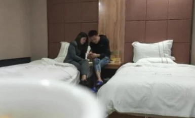 《小老头良家少妇探花》两个社会小哥酒店约炮工厂少妇3P