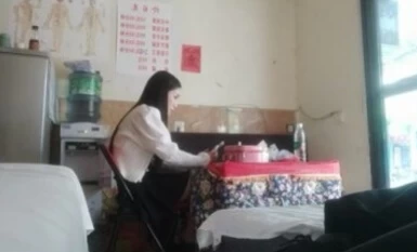 【持有無套內射執照的探花】，蝴蝶逼少婦，C罩杯，打樁機獵艷狂人，高頻幹逼不停真強