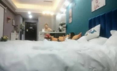 【91龍十三探花】，週末飯店開房，出軌小少婦約來偷情，陰毛濃密水汪汪，近距離特寫抽插，良家性愛別樣滋味