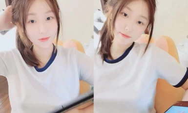 Seorang gadis yang cantik dan bertenaga dengan punggung yang sempurna menggosok pukinya yang kecil, payudara yang besar dan jari-jari abalonnya, mengerang perlahan keseronokan