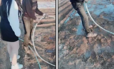 【職業約屌人】，東北鄉村獵艷，地裡工作的大叔們有福了，騷逼勾搭，菜地裡無套開幹，賺到了