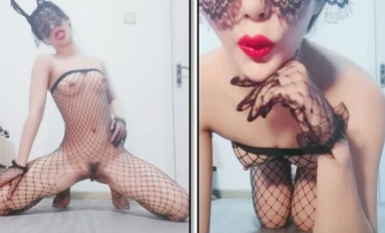 黒い絹のエロチックなドレスの誘惑少しヤリマン熱い情熱的なダンスの誘惑オオカミの友人、淫らな声のヤリマンは常に偽のコックを取るノンストップポンプヤリマンコはとてもエキサイティングな悲鳴以上の喘ぎ声を上げる！