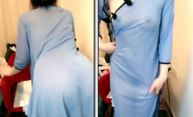 Một cô gái quyến rũ, trong bộ sườn xám trong mờ, lờ mờ có thể nhìn thấy núm vú và những ngón tay không ngừng siết chặt cái lỗ màu hồng của cô ấy.