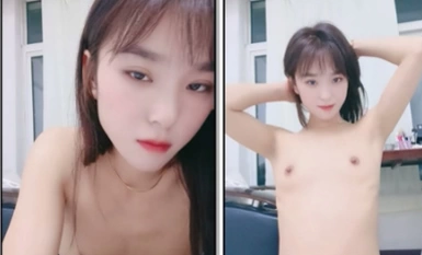 หญิงสาวผมยาวที่บริสุทธิ์และสวยงามกำลังเปลือยเปล่าและช่วยตัวเอง รูปร่างหน้าอกของเธอสวยมากจนเธอสวมถุงน่องสีดำและมีอวัยวะส่วนตัวในระยะใกล้ โชคไม่ดีที่เชื้อรากลายเป็นสีดำ