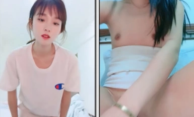 Dewi yang sangat cantik, pasangan seksnya tidak melancap, dia kelihatan tidak bersalah, menanggalkan pakaiannya dan kelihatan seksi, memasukkan vibrator ke dalam lubang gemuknya, mengerang keluar masuk, dan berasa sangat baik apabila jarinya dimasukkan.