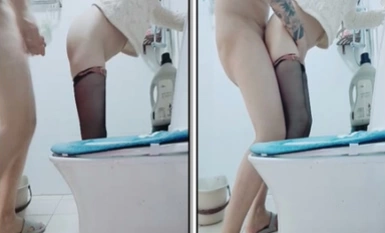 พี่ชายของฉันพาแฟนสาวกลับบ้านเป็นครั้งแรก เมื่อเธอไปห้องน้ำ คุณแค่เปิดประตู ถอดเสื้อผ้าและกางเกงของเธอแล้วสอดเข้าไปโดยตรง ผู้หญิงชอบที่จะครอบงำมากกว่าใช่ไหม?