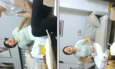 【愛情丶故事】網戀新人良家少婦，吃飽喝足再操逼，撩起衣服吸奶子，抬起雙腿激情爆操.