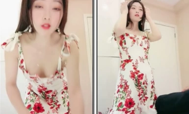 尻軽女アタック！3Pで2人の大男に栓を抜かれ、花柄のスカートから一対の乳房を下ろし、2本のチンポを一緒に舐め、交互にヤリマン女を犯す、こんな淫乱なメス豚を何年も見たことがない！