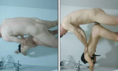 Love Story] The 38-year-old woman was forced to fuck her in the shower, spreading her legs and fingers to snap her pussy.