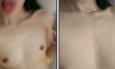 미드나잇 스페셜 강력 추천, 백인 헤픈 대학원생 여동생, 매우 날씬하고 분홍색 복숭아 BB 보지, 허벅지가 이미 벌어져 오빠가 정자를 쏘기 위해 온라인에서 기다리고 있습니다!