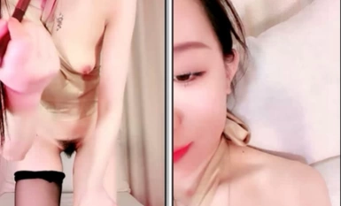 เทพธิดาผู้น่ารักลงทะเลเพื่อแสดงยั่วยวน เธอบิดขาที่สวยงามของเธอในถุงน่องสีดำและส่ายบั้นท้ายของเธอตามคำร้องขอของผู้ชม เธอเปิดช่องคลอดของเธอและสอดเครื่องสั่นเข้าไป ว่าเธอมีน้ำผลไม้สีขาว