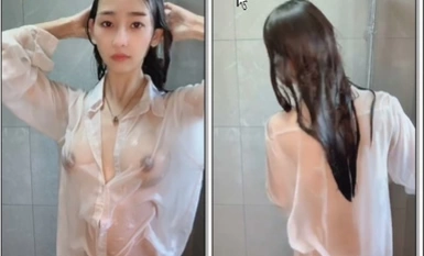 Nữ thần mèo gầy gò gợi cảm, ở nhà một mình buồn chán, đi tắm mặc áo sơ mi trong suốt, giống như bông dâm bụt nổi lên từ mặt nước, bộ dáng nổi cơn thịnh nộ thật quyến rũ.