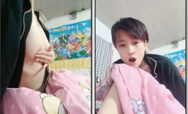 หญิงสาวผมสั้นและใบหน้าสวย รอยสักเซ็กซี่ มีเซ็กส์อย่างเร่าร้อนกับน้องชายของเธอ เธอให้ด้งกับน้องชายและทำให้เขาเลียหีของเธอและสนุกไปกับมัน เละเทะไปหลายตำแหน่ง