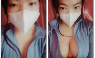 在校女生宿舍内学妹发骚，在厕所脱光了洗澡诱惑狼友，揉奶抠逼撅着骚屁股，不穿内衣回到床上继续抠逼给狼友看