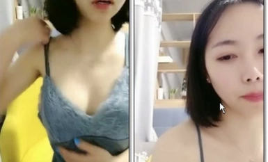 Wanita muda yang cantik berambut pendek mempamerkan wajahnya kelihatan muda, tetapi BBnya sudah matang, gemuk dan hitam.