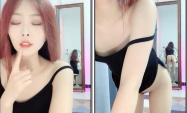 【你的馨上人】苗条美女性感诱惑，翘起屁股看微毛小穴，手指扣入表情很爽，低低呻吟很好听