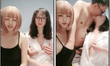 안경 형제 더블 플라이 두 핑크 신진 소녀, 전체 얼굴 열정 쇼, 수탉 키스 작은 입을 핥고, 침대에서 침대 아래 잔디까지 펌핑하는 우유 놀이 음부 소품을 먹게하십시오.