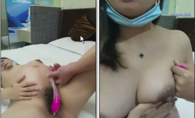 Cả hai đều đang mang thai ở tháng thứ 7, 8. Họ là những phụ nữ trẻ, con nhà gia giáo. Khi chồng đi công tác, họ không dám xâm nhập quá sâu vì sợ đẩy con.