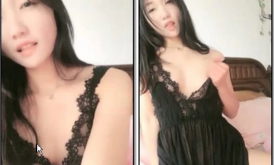 眼神迷離清純系美少女居家果聊,自己臥室床上直接開秀,兩三根手指一起插進去才滿足