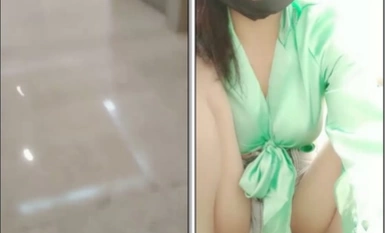 Terserlah wanita muda yang anggun itu di dalam tandas pusat membeli belah, dan dia membuka gerai untuk memikat pengawal keselamatan tempat letak kereta untuk menyentuh farajnya.