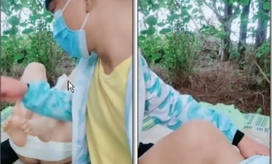 เล่นกับลูกพี่ลูกน้องสุดเซ็กซี่ของฉันในป่าในภูเขา โชว์หน้าในถุงน่องสีดำ 69 อมและเลียหีเธอ ริเริ่มที่จะเย็ดน้องชาย