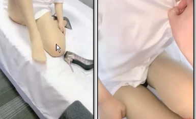 คู่รักหนุ่มสาวที่รู้วิธีเล่นมีเซ็กส์ เธอสวมถุงน่องแบบเปิดและเข้ามาจากด้านหลัง เธอเลียช่องคลอดของเธอผ่านทางซีทรู