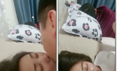 深夜挑逗正在熟睡的良家熟婦,沐洱黑的發紫,摳挖了一會,水像噴泉一樣噴射出來