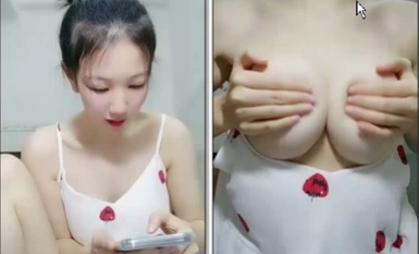 Pill head strawberry girl pure sweet and lovely, like to play games, turn the carousel, turn where to see that, small B hairless pink tender.