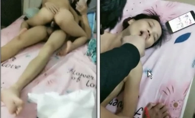 異地打工夫妻下海,找個年輕帥氣小鮮肉來3P,小弟激動不行,硬邦邦把臊妻幹的加緊腿