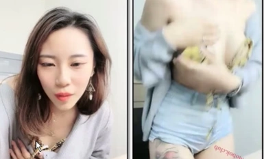 Seorang gadis yang ceria dan manis berbikini menggoda, menunjukkan kepada anda rupa pemandangan di bawah bikini itu.