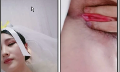 哺乳期极品少妇，婚纱头饰装扮，两个大奶晃动，小逼也是超粉，跪着翘起蜜桃美臀，极度诱惑.