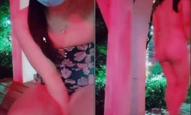 Tumakbo siya nang hubo't hubad sa labas ng puki na ito. May mga tao at traffic sa tabi ng kalsada.