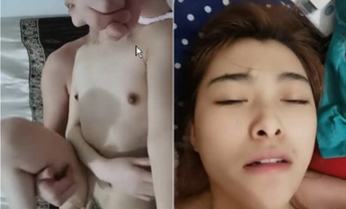 Seorang suri rumah kecil berdada leper sedang bersetubuh dengan kekasihnya yang tidak besar payudaranya terus digosok-gosok dengan harapan untuk membuatkan senyumannya semakin manis.