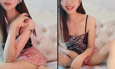 Isang malambot na kagandahan, na ang kanyang pundya ay napunit sa isang sutla na palda, ang kanyang puwit ay nakataas at ang kanyang mga daliri ay malumanay na ipinasok, ang kanyang vibrator ay nag-vibrate sa kanyang puki.