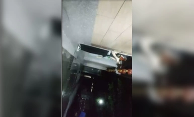 [Beauty in the Alley], lumilitaw ang mga dilag sa mga lansangan sa tag-araw, humihingi ng mga presyo habang naglalakad sa kalye, nakikipagtalik sa malalaking D-cup na suso at humihingal sa isang maliit na madilim na silid.