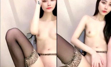 极品网红来袭！豹纹吊带丝袜！刚刮毛超粉美穴，玻璃棒猛捅，超近视角拍摄.