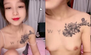 胸前刺青00後萌妹，個性活潑，脫光光跳蛋自慰，超粉嫩小穴緊緻，特寫手指扣入，不常自慰生疏