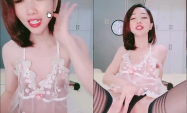 碎花裙小虎牙女孩勾引頭套男露臉口交啪啪女上位打樁，滿嘴淫語