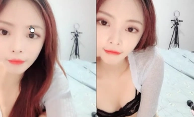 少女の体はとても美しく、あらゆる小道具を使ってオナニーをしている。