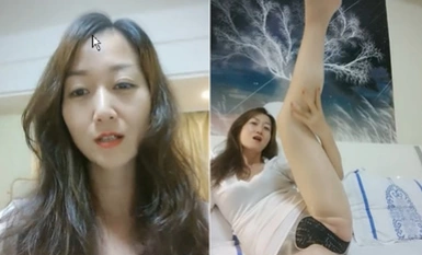 ป้าวัย 38 ปีผู้สง่างามและสง่างามมีอารมณ์ไม่ดีและไปพักผ่อนที่บ้านน้องสาวของเธอ เธอไม่มีผู้ชายให้ร่วมเพศด้วย เธอจึงสวมถุงยางอนามัยและเย็ดเธอ ยังคงรู้สึกเงี่ยนมาก