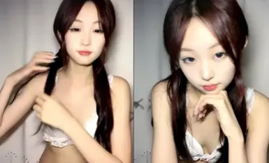 순수한 욕망의 천장 미녀! 달콤하게 미소! 완전 누드 매혹적인 빈약 한 가슴과 작은 가슴, 가느 다란 허리를 비틀어 과시하고 약간 털이 슈퍼 타이트한 보지를 벌리고