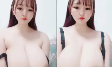 腦袋那麼大的奶子！肉嘟嘟可愛女孩！掏出兩個大奶晃動，使勁揉捏超柔軟，跳蛋震動多毛騷穴.