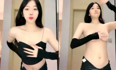 Ang eleganteng dilag na may mahabang buhok at matangkad na pigura ay nagpapakita ng kanyang mukha at mainit na sumasayaw ang kanyang malademonyong pigura na umaakit sa isang kabayo at sa kanyang sobrang pink na puke