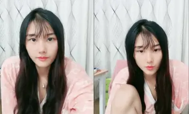 剛下海不久的清純小妹又來了，全程露臉聽狼友指揮全脫光大秀直播，揉奶玩逼給狼友看，自慰呻吟，嘟著屁股掰